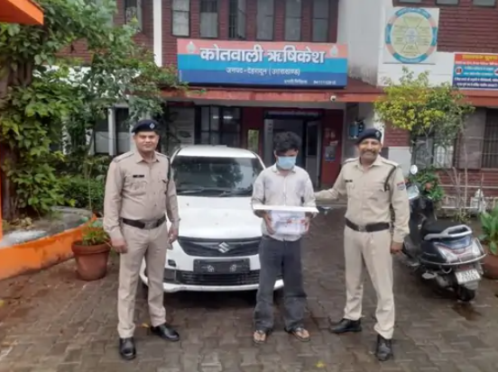 पुलिस ने चेकिंग के लिए रोकी कार, तो फायरिंग कर भागे बदमाश
