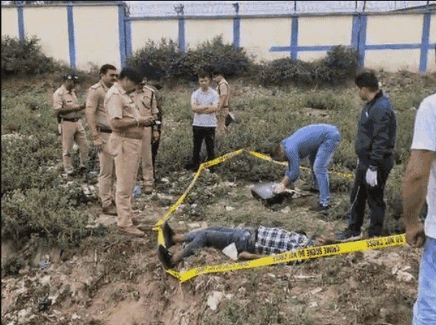 पहले लड़की का रोका रास्ता, फिर खुद को मार ली गोली